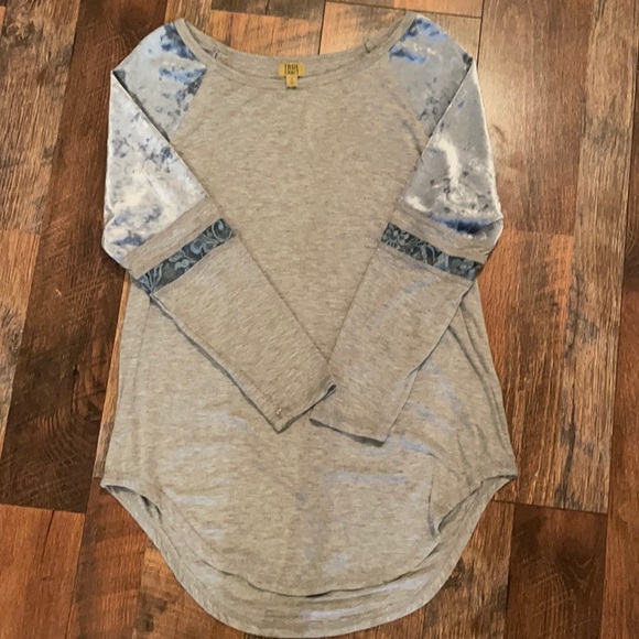 True Craft Tops - Long sleeve velvet shoulder shirt